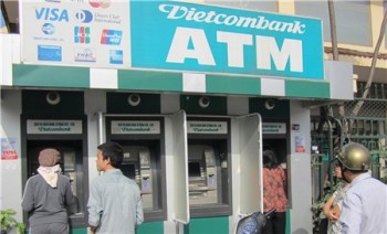 Phí dịch vụ ngân hàng “âm thầm” tăng